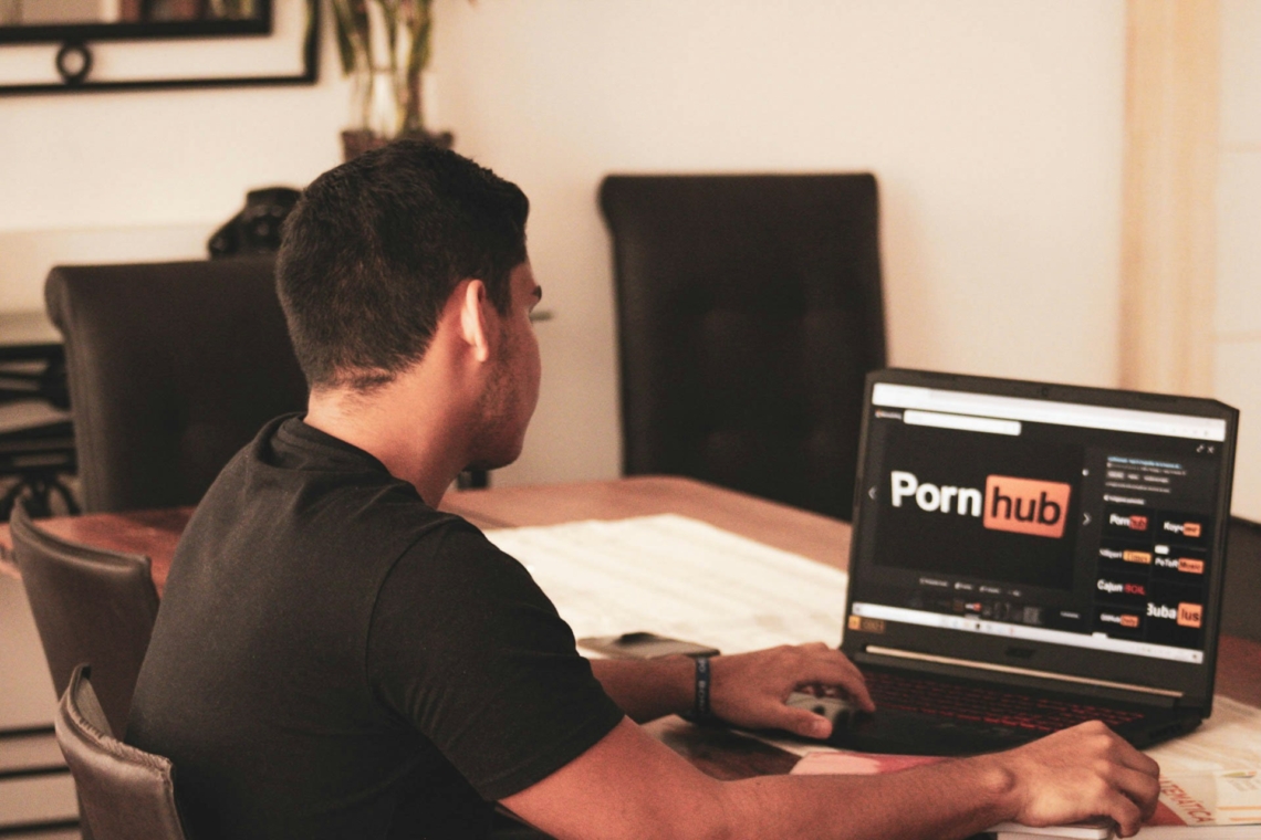 „Az egykor gyengéd férjemből egy durva perverz lett” – A pornó hatása a férfiakra, amiről senki nem beszél