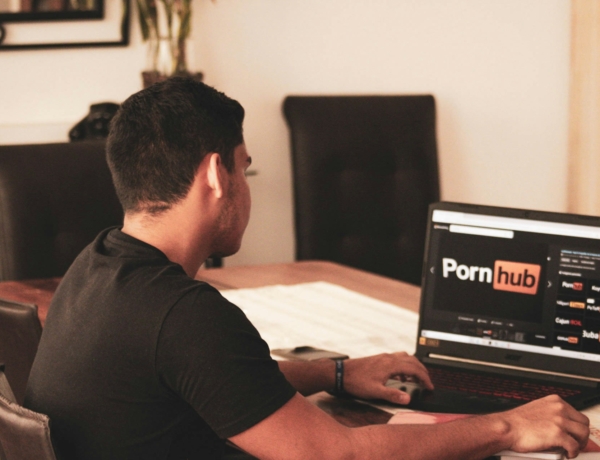 „Az egykor gyengéd férjemből egy durva perverz lett” – A pornó hatása a férfiakra, amiről senki nem beszél