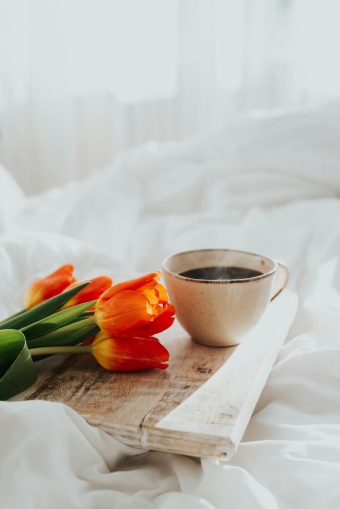 Caffè e tulipani a letto