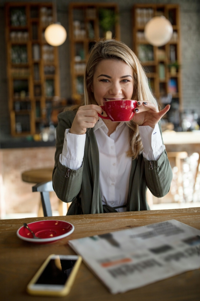 Donna beve il caffè a casa prima di andare al lavoro