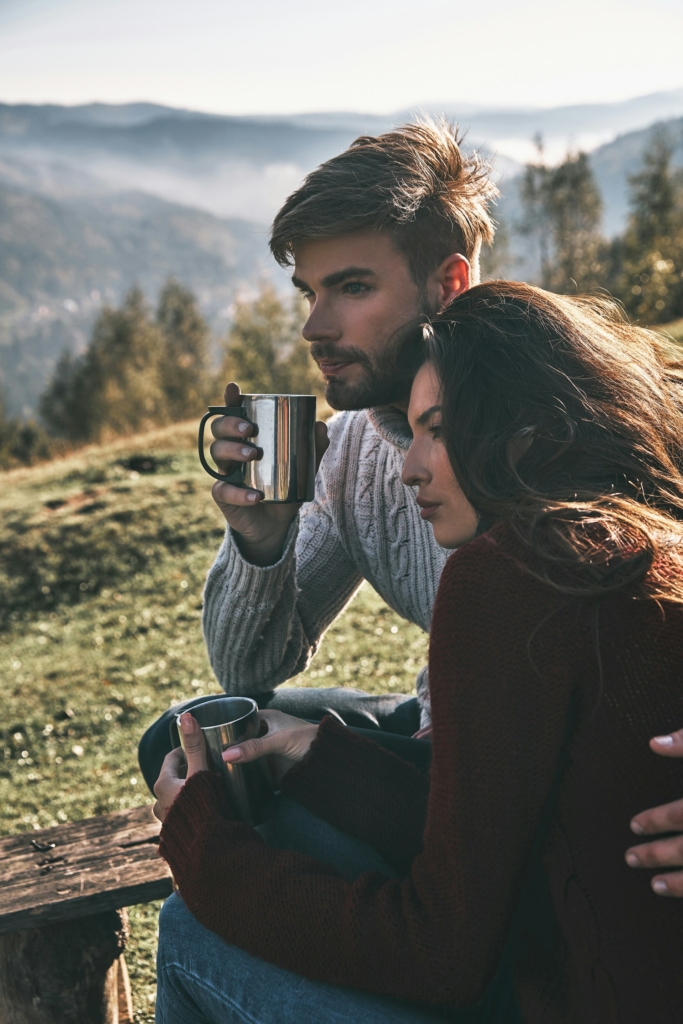 Szerelmespár a szabadban kempingezik