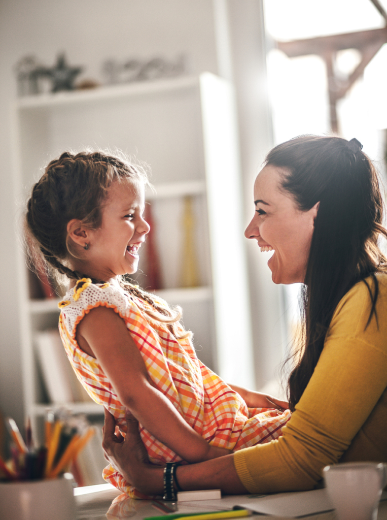 Anya és lánya együtt nevet