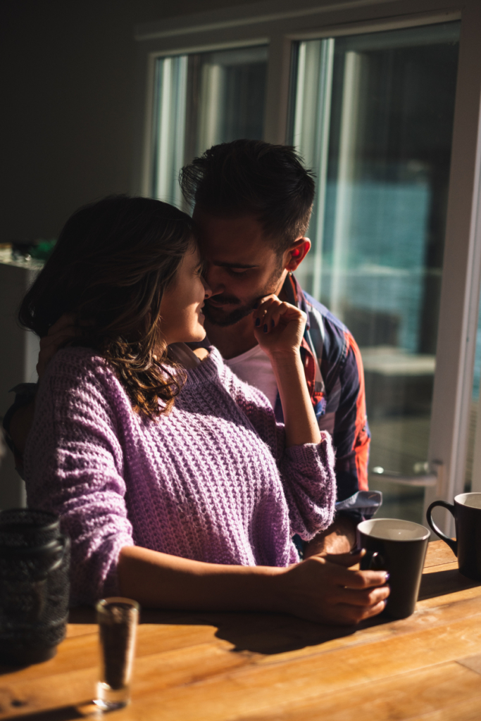 Pár a konyhában összeérinti az orrát