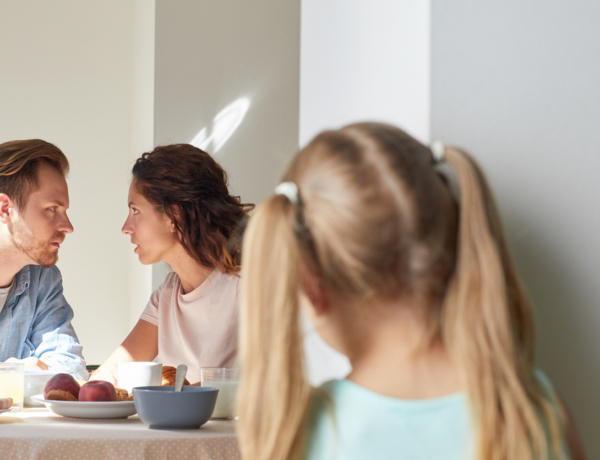 A tiltott információk a legérdekesebbek: A gyerekek többet tanulnak hallgatózással, mint hinnéd