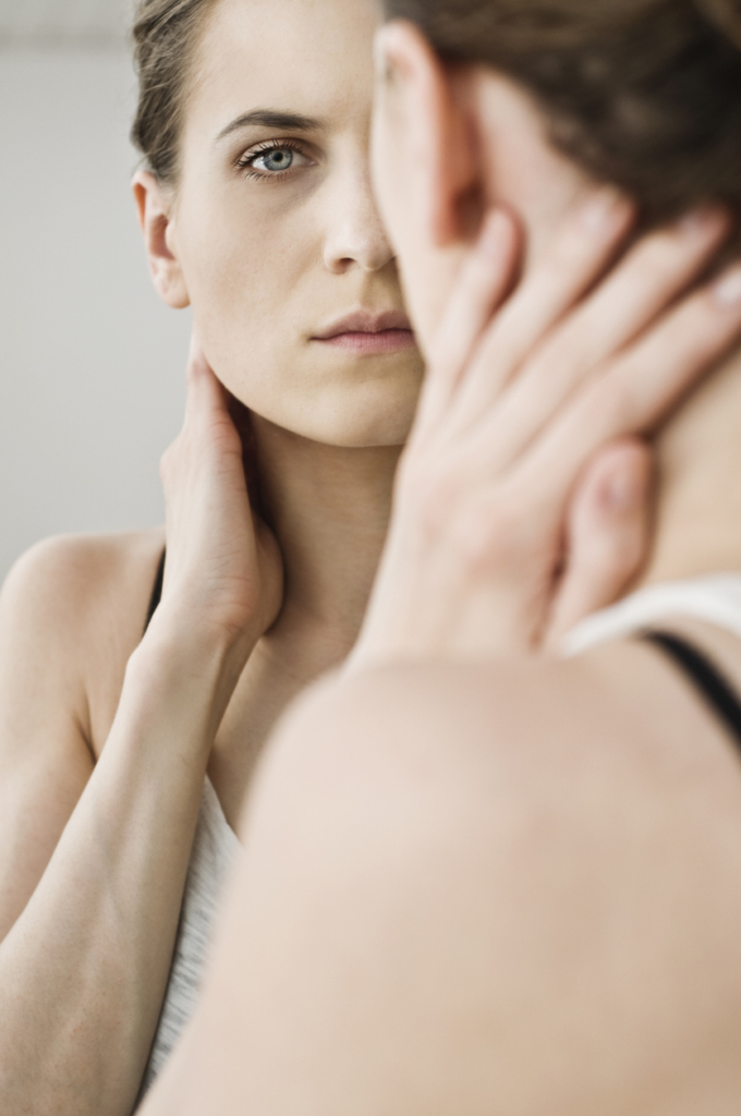 Nő a tükörben nézi magát