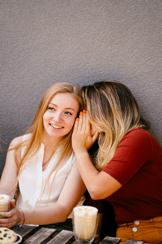 Barátnők sugdolóznak