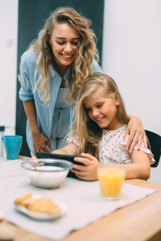 Anya és lánya reggeli közben tabletezik