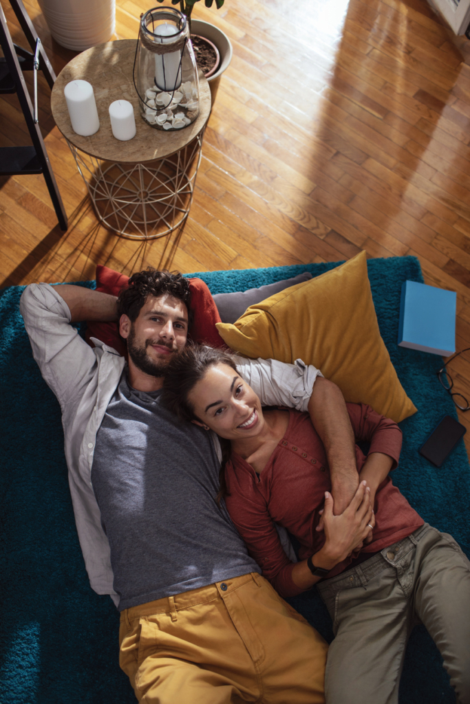 Fiatal pár egymáshoz bújva fekszik