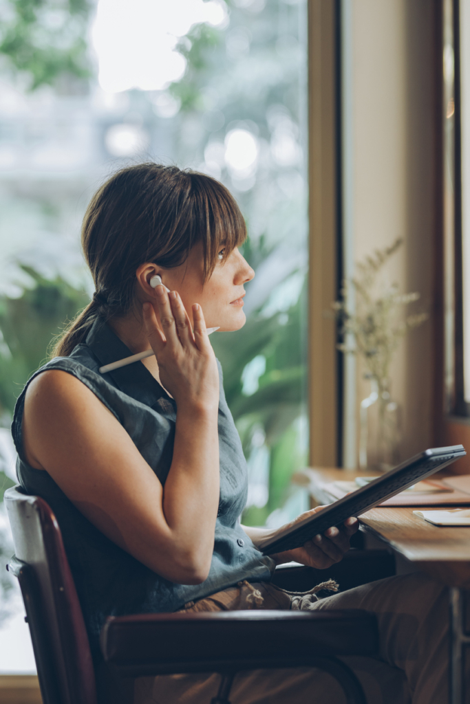 Munka egy kávézóban ülve