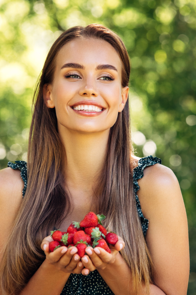 Mujer con fresas en la mano