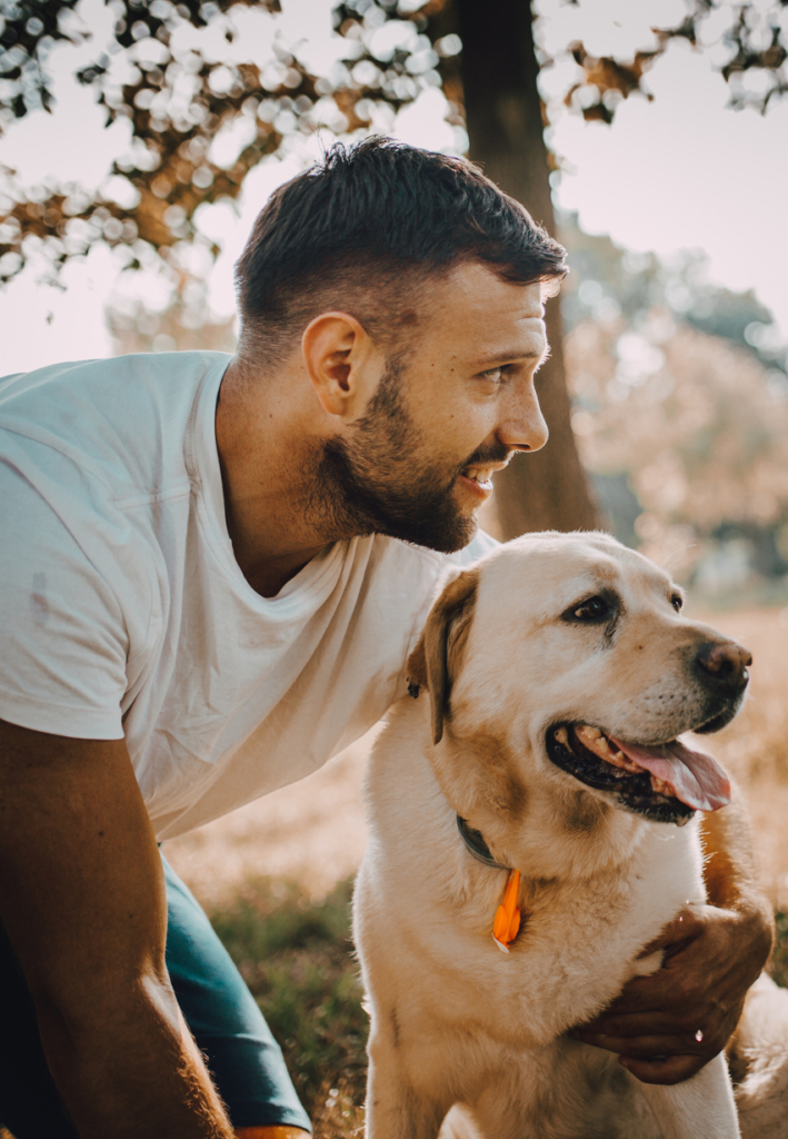 Cane con il suo padrone all’aperto