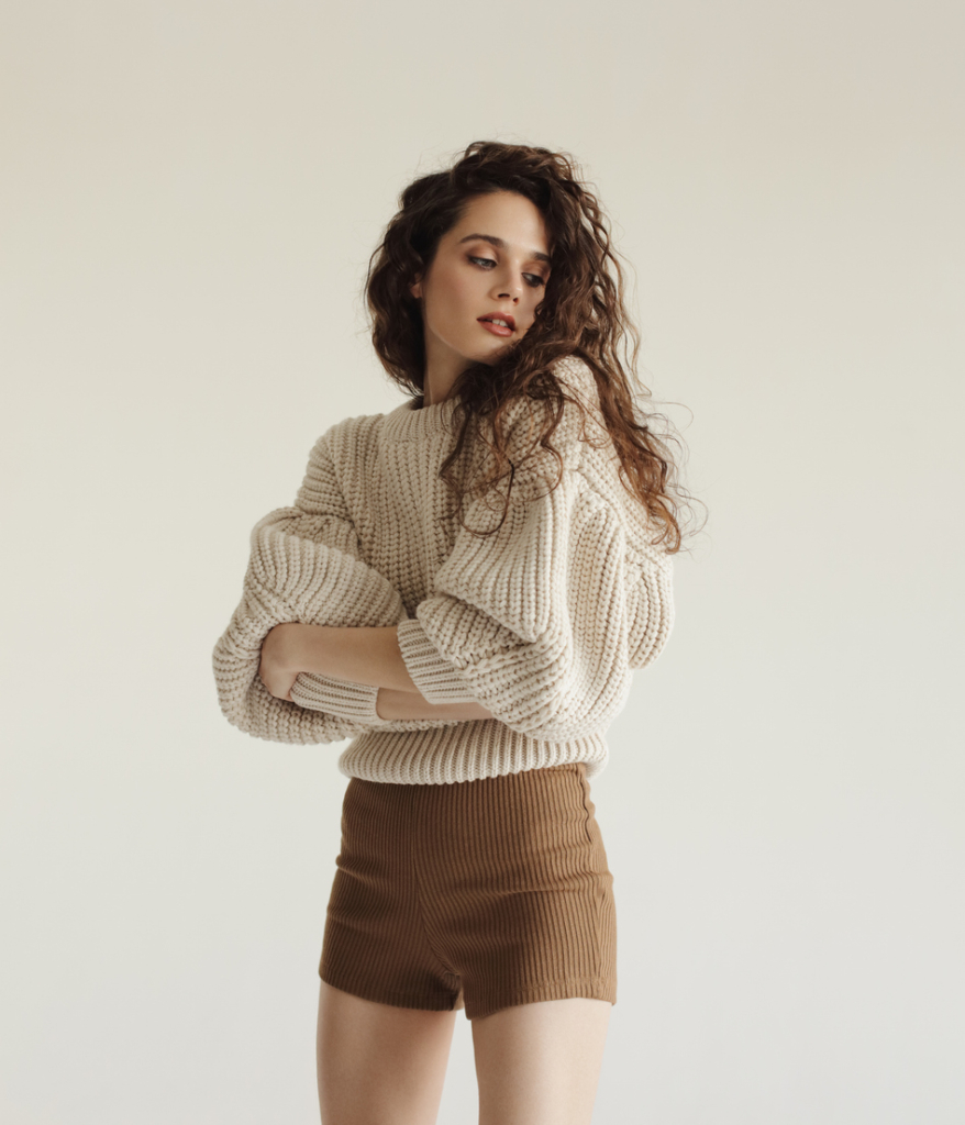 fiatal nő bézs szettben