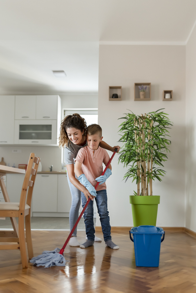 Anya és a kisfia együtt mosnak fel