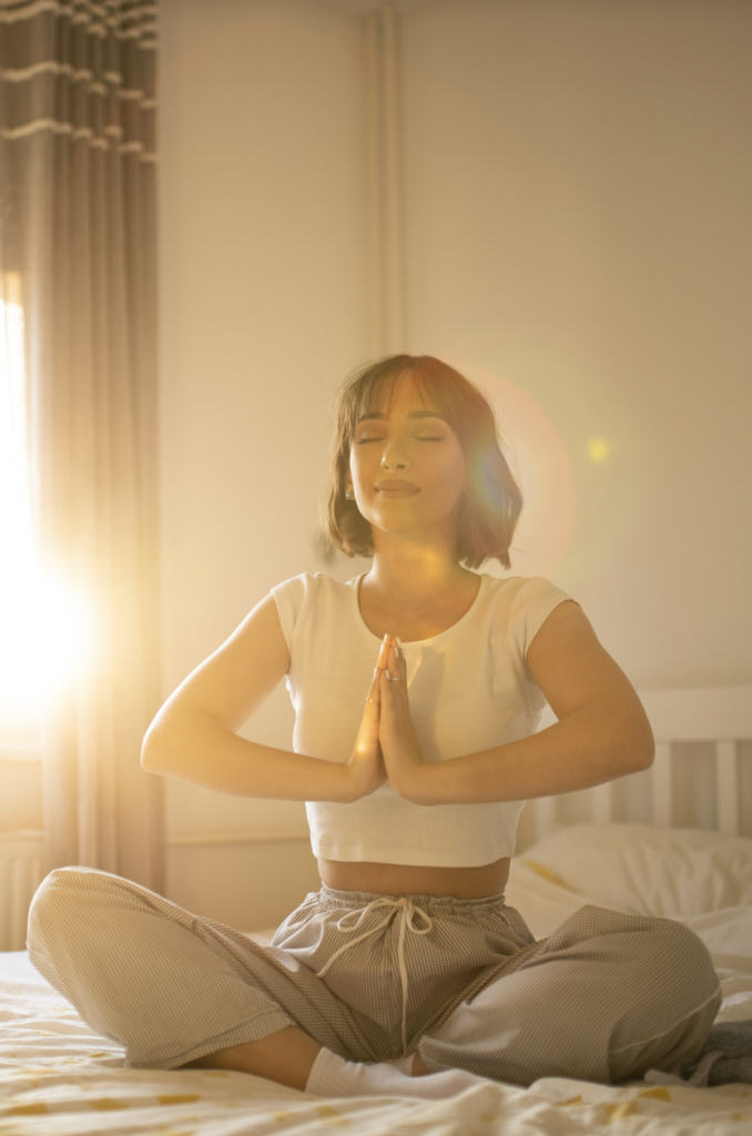 Nő meditál otthon a napfényben