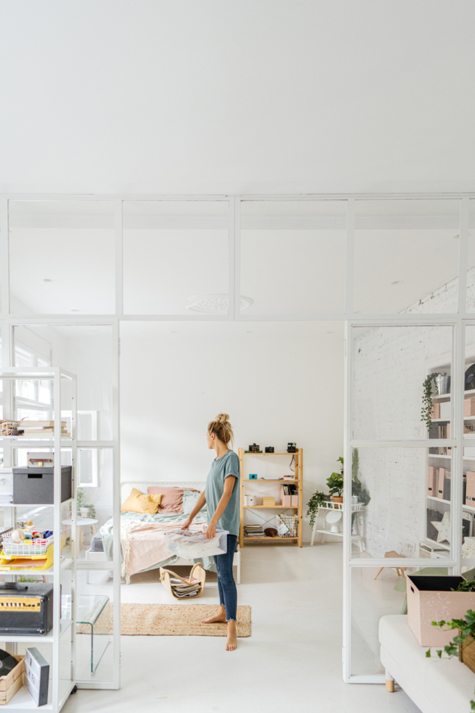 Mujer reorganizando el dormitorio