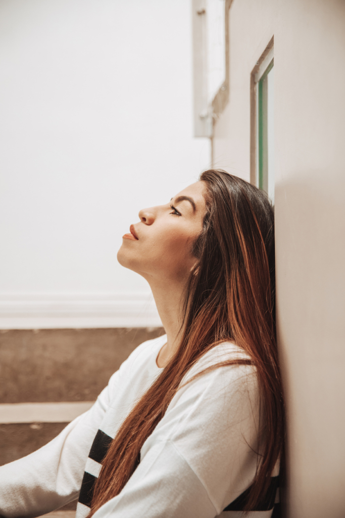 Nő a földön ül, portré