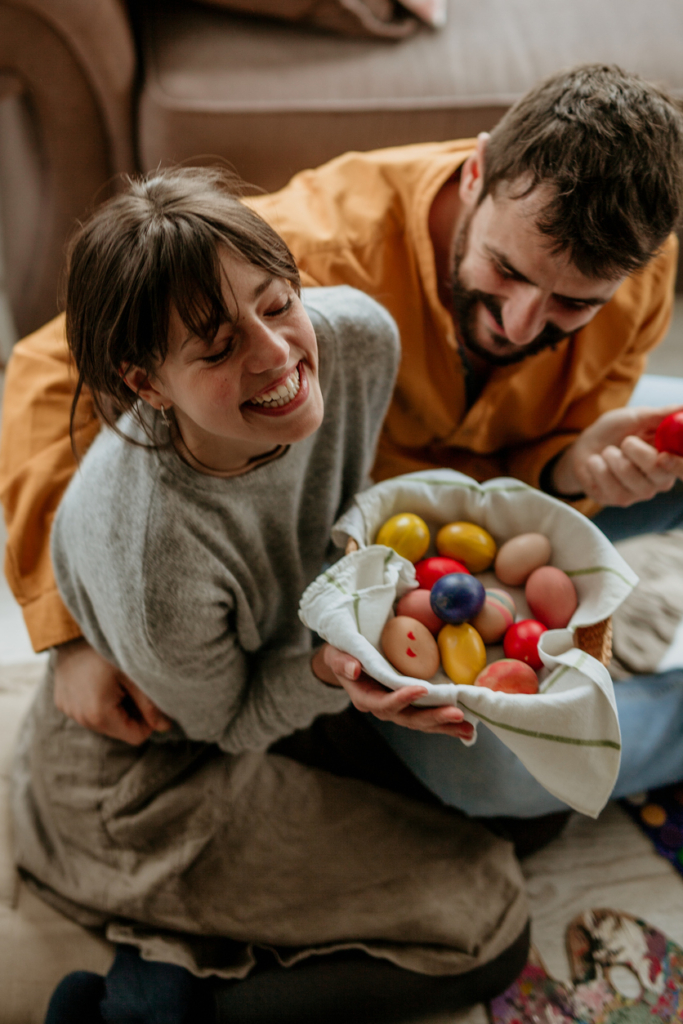 Junges Paar feiert Ostern zusammen