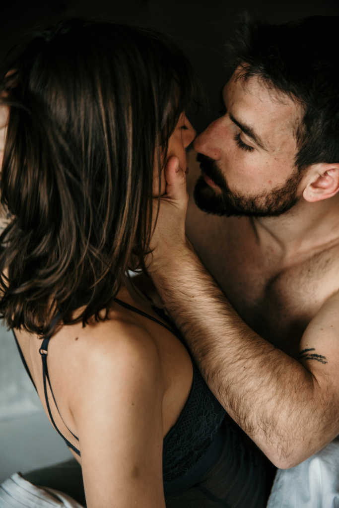 Szerelmespár intim pillanatban