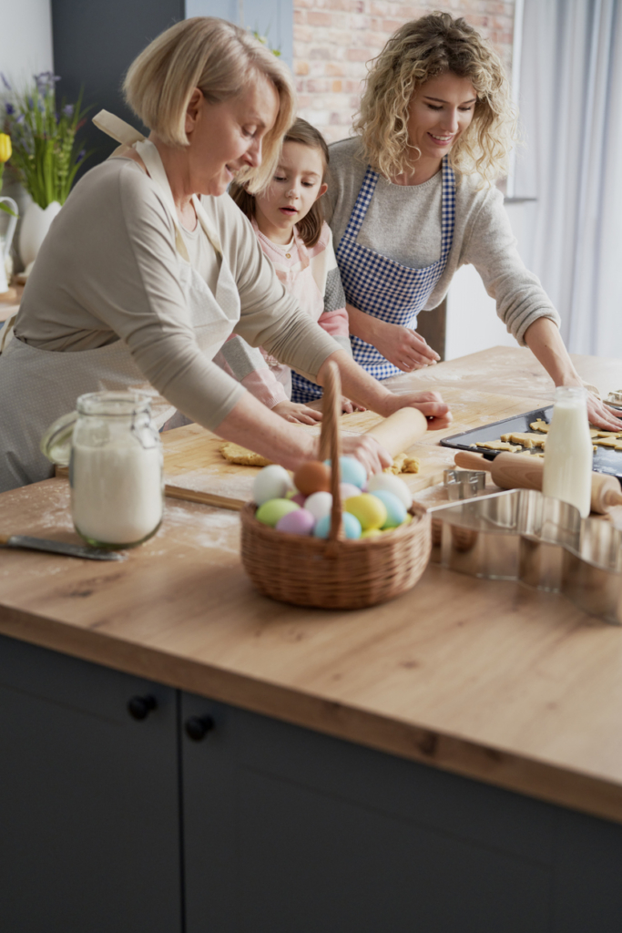 Familienfrauen bereiten Ostergebäck zu