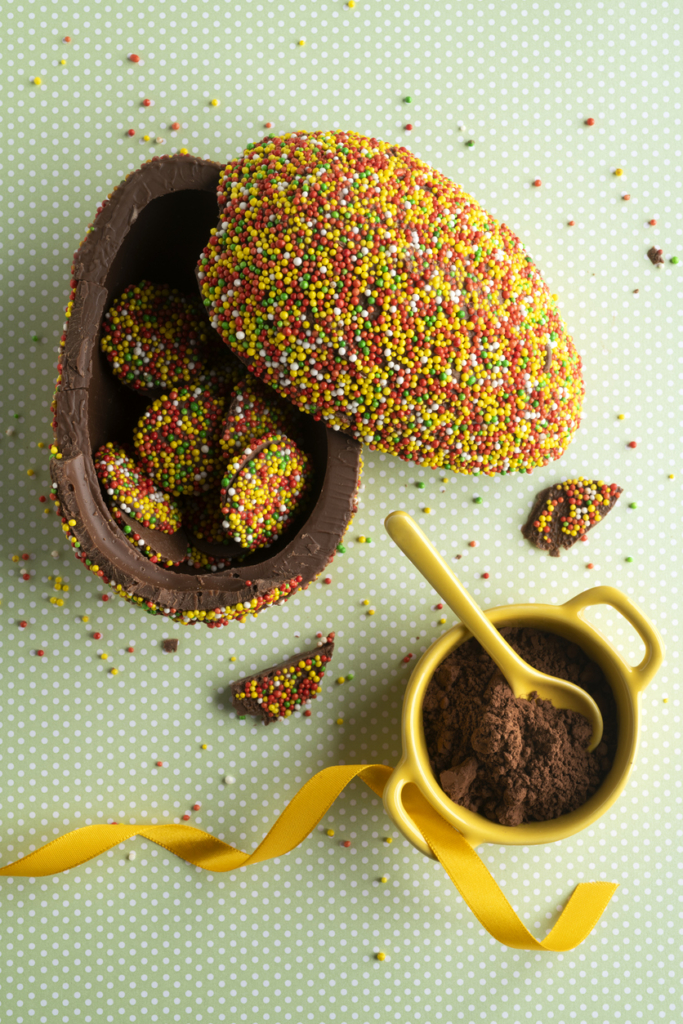 Húsvéti csokoládétojás cukorka szórással