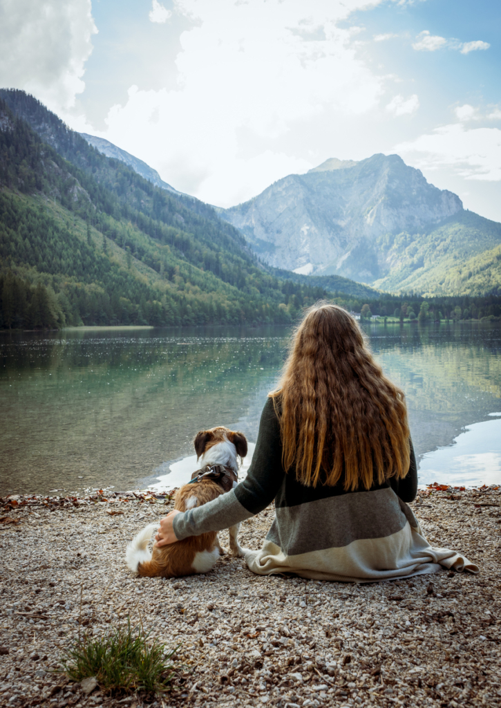 Nő a kutyájával a hegyekben pihen