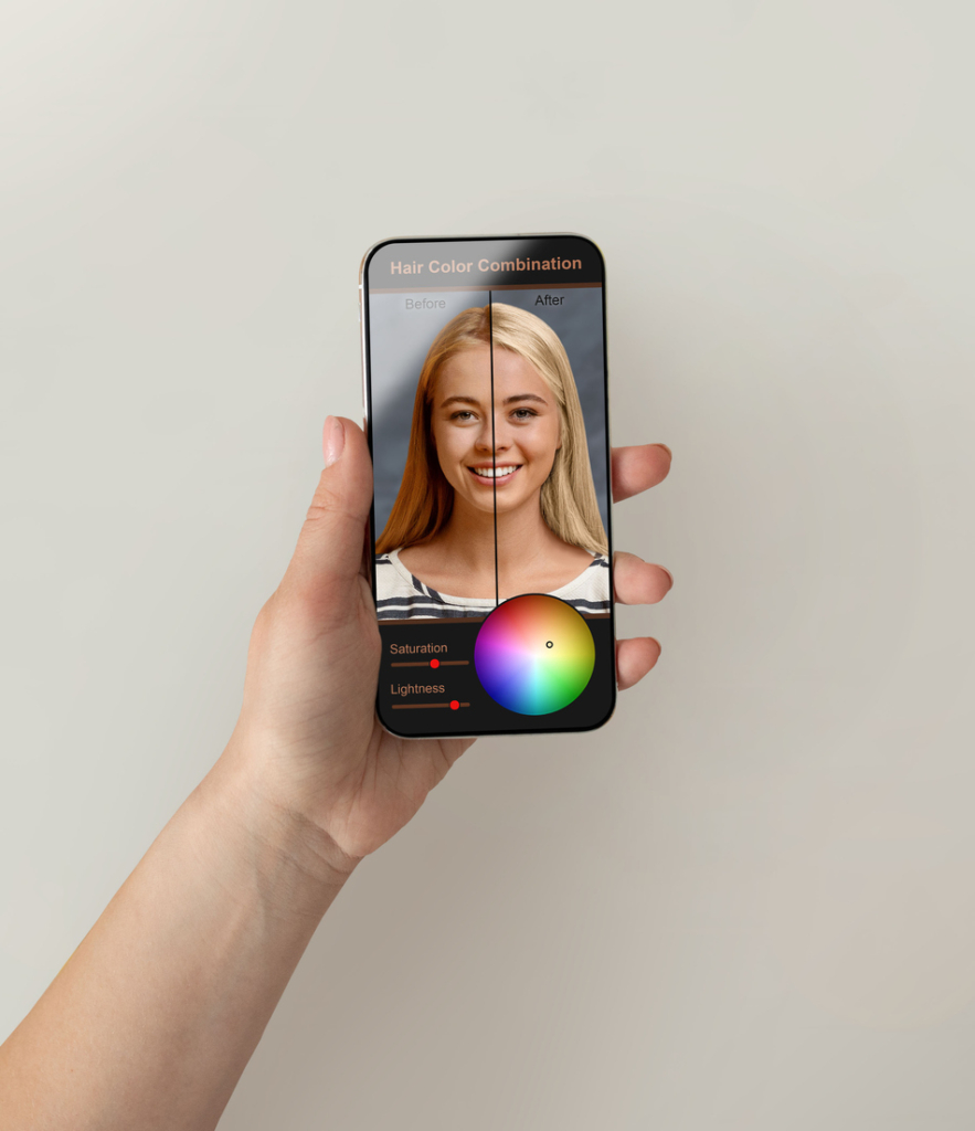 Női kézben mobil, amin egy előtte-utána fotó van egy lányról, aki megváltoztatta a hajszínét egy szűrővel