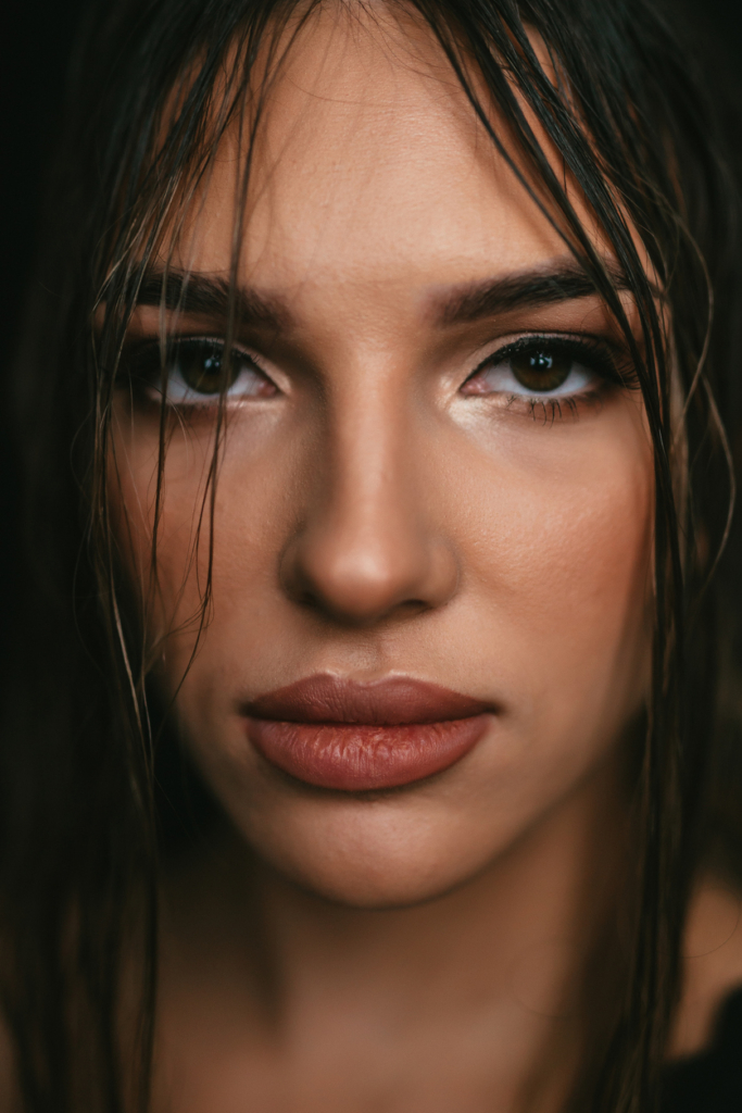 Sminkelt, dús ajkú lány közeli portréja