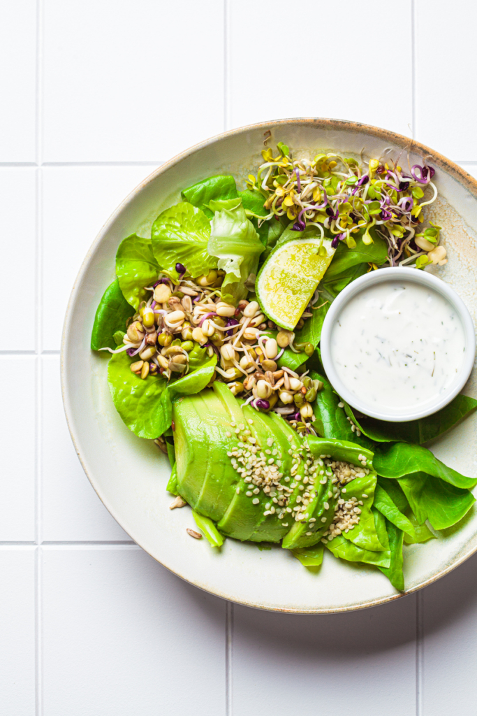 Zöld saláta avokádóval és kendermaggal