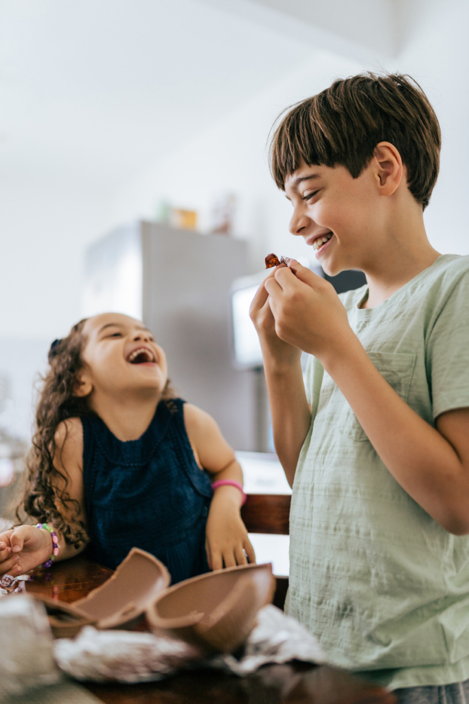 Enfants mangeant un œuf en chocolat