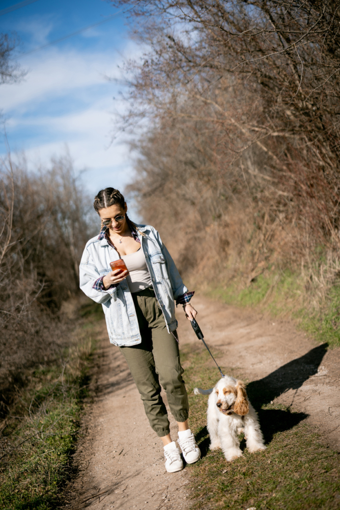 Lány kutyát sétáltat