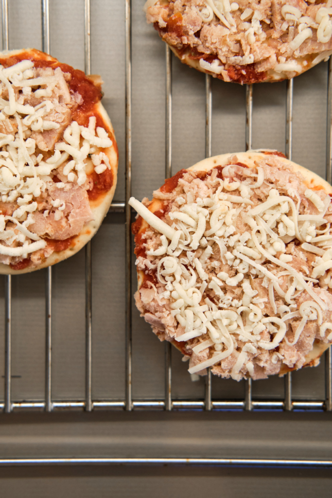 Fagyasztott pizzák egy sütőrácson