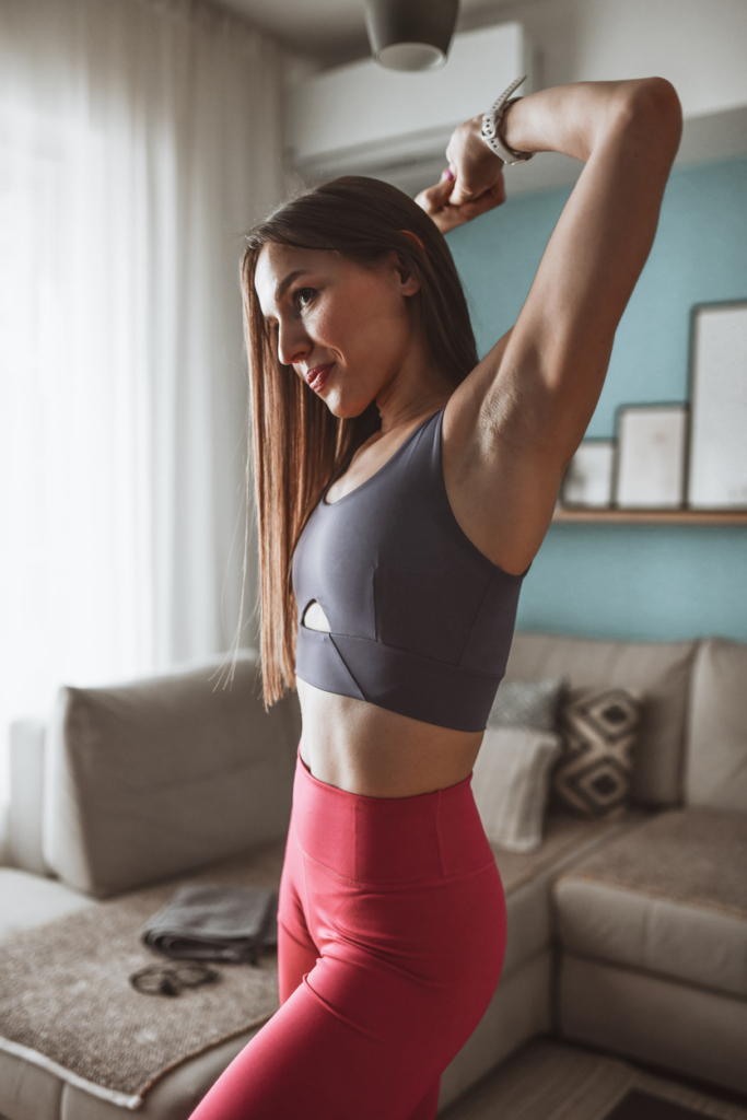 Nő otthon fitness ruhában