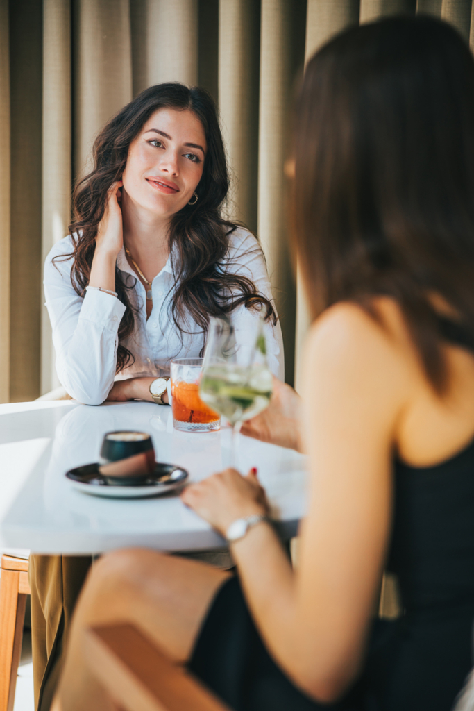 Amiche che chiacchierano in un ristorante