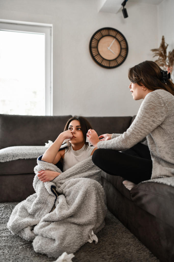 Barátnő vigasztalja a síró barátnőjét