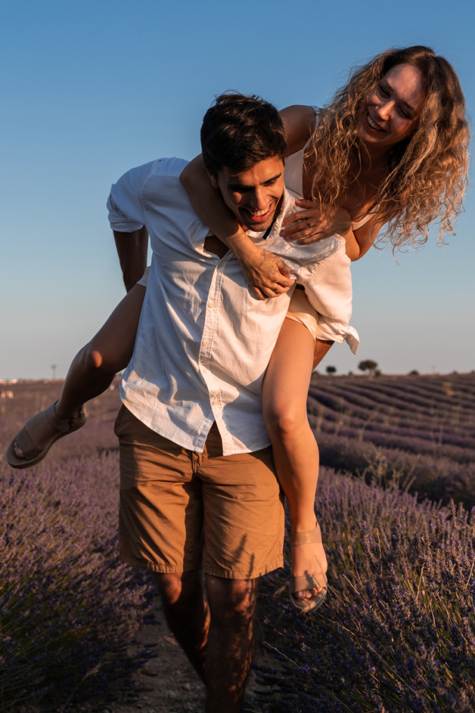 Coppia innamorata che si diverte in un campo di lavanda