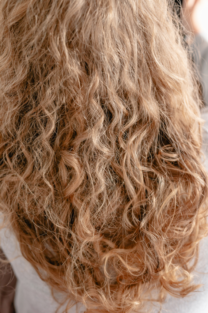 Száraz, göndör hajtincsek