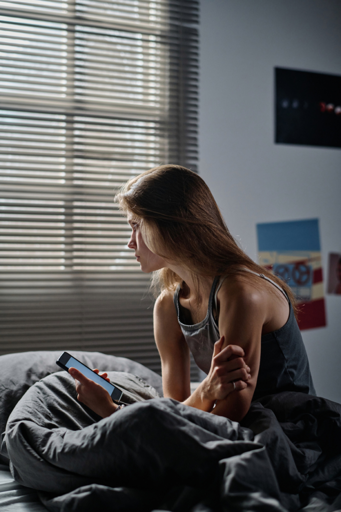 Tinédzser az ágyban laptopozik