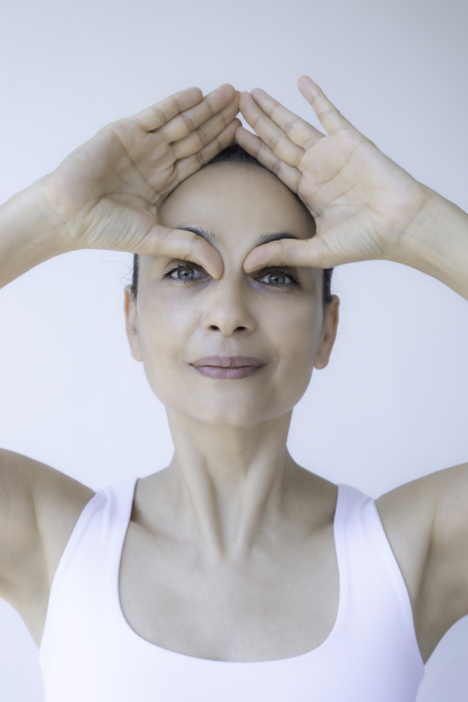 Nő arcjógát végez