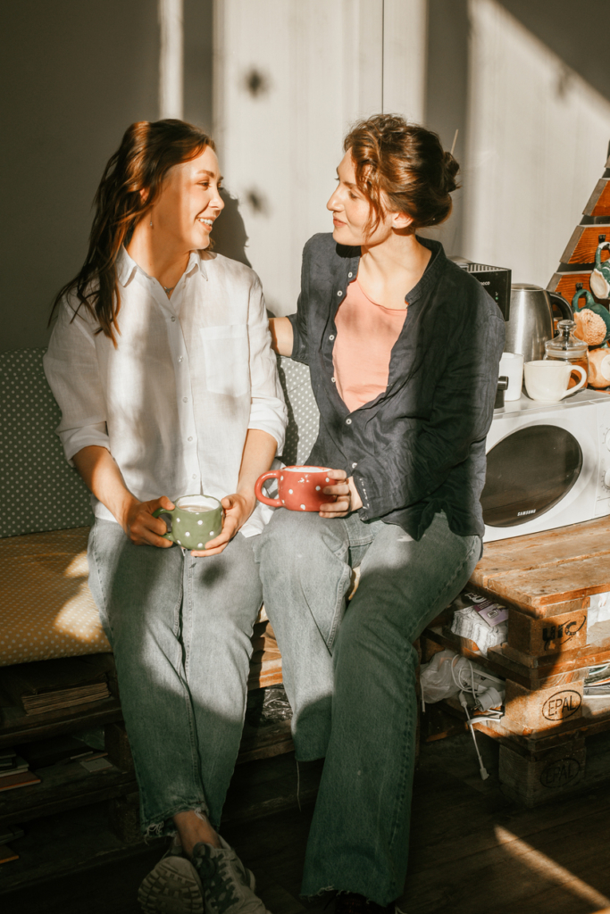 Barátnők beszélgetnek