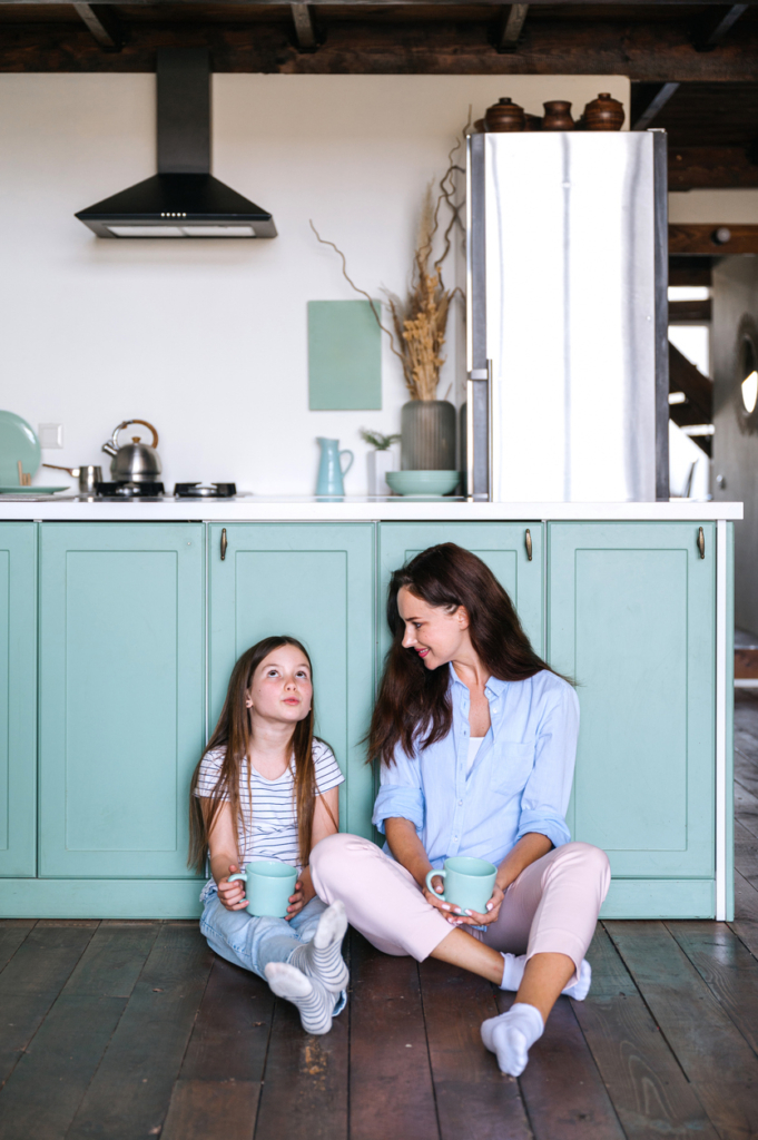 Anyuka beszélget a kislányával