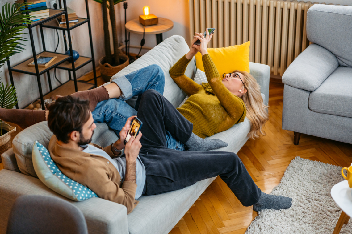 Ez a párkapcsolati dinamika csendben pusztítja az intimitást – és mindenki csinálja