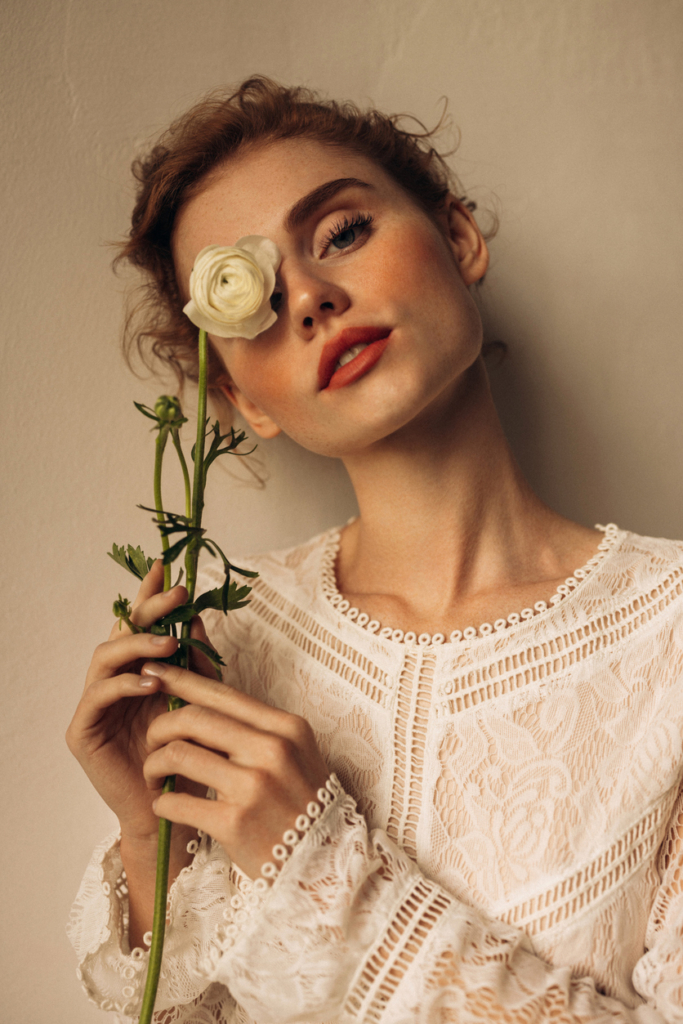 Donna elegante con un fiore, ritratto