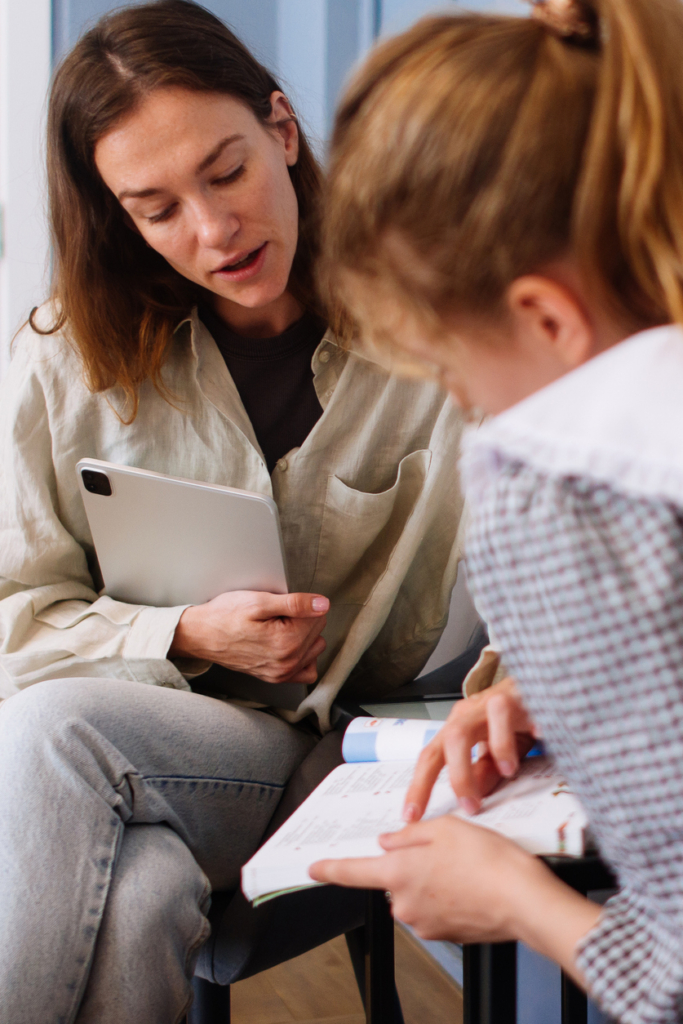 Tanár a gyerekkel tanul