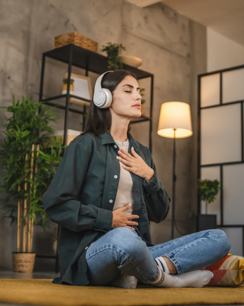 Nő fejhallgatóval a fején meditál