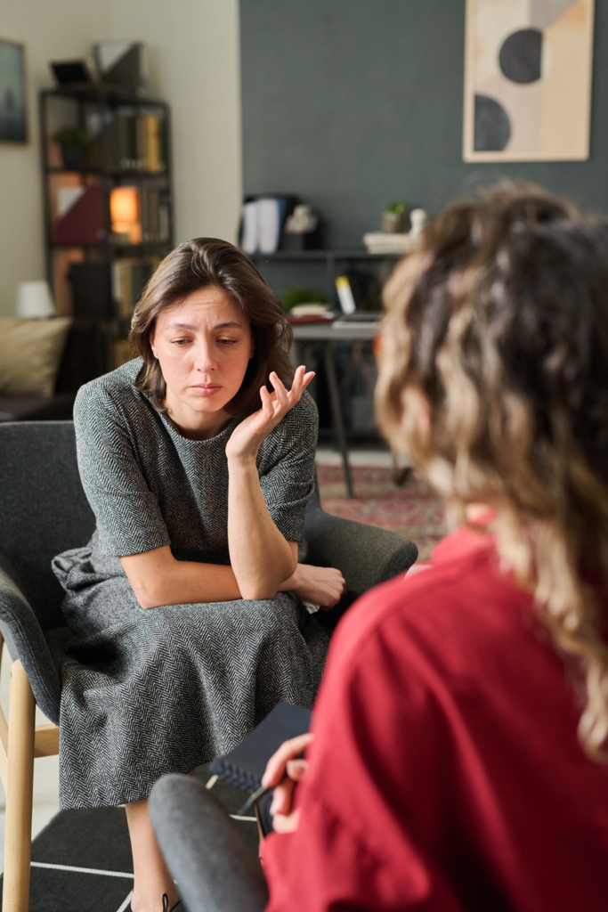 Frusztrál, stresszes nő pszichológusnál