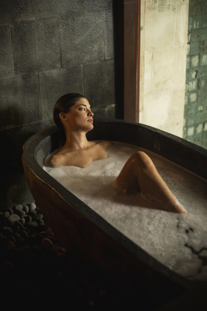 Nő a fürdőkádban ül