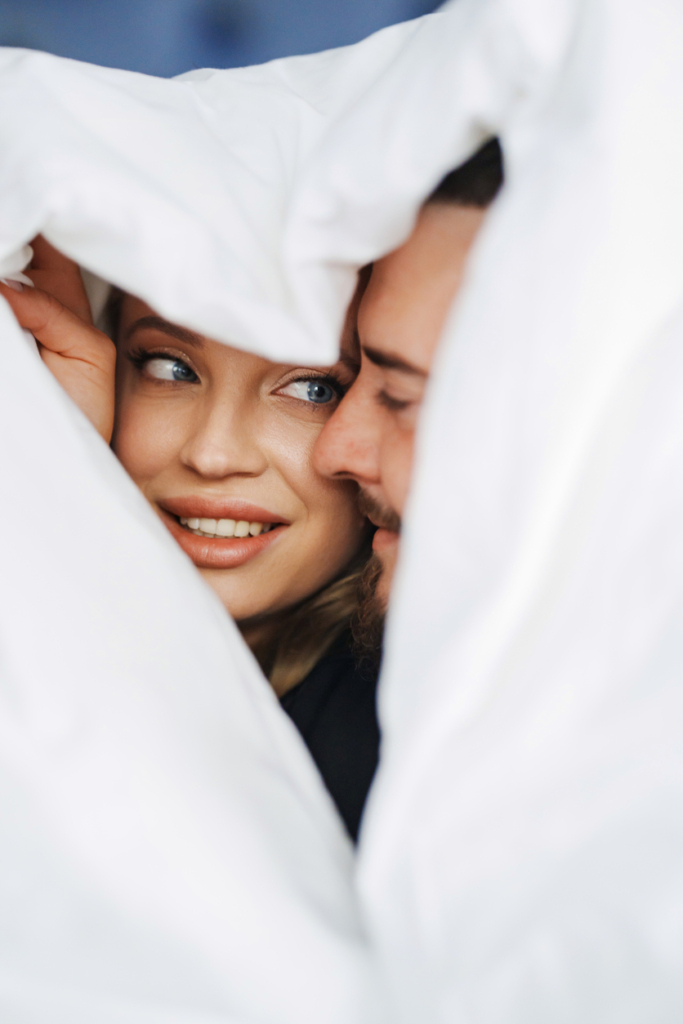 Szerelmespár a takaró alatt