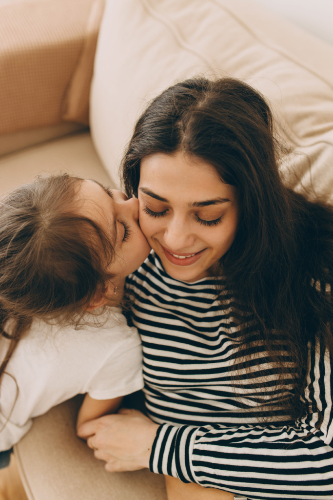 Kislány megpuszilja az anyukáját