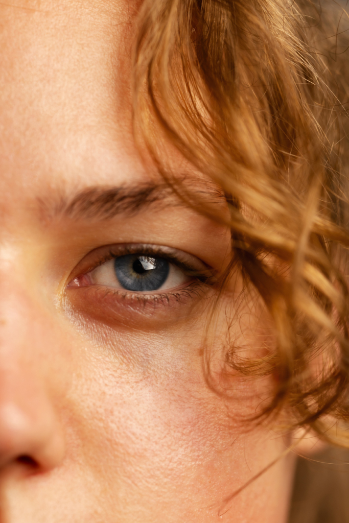Lány kék szeme közelről