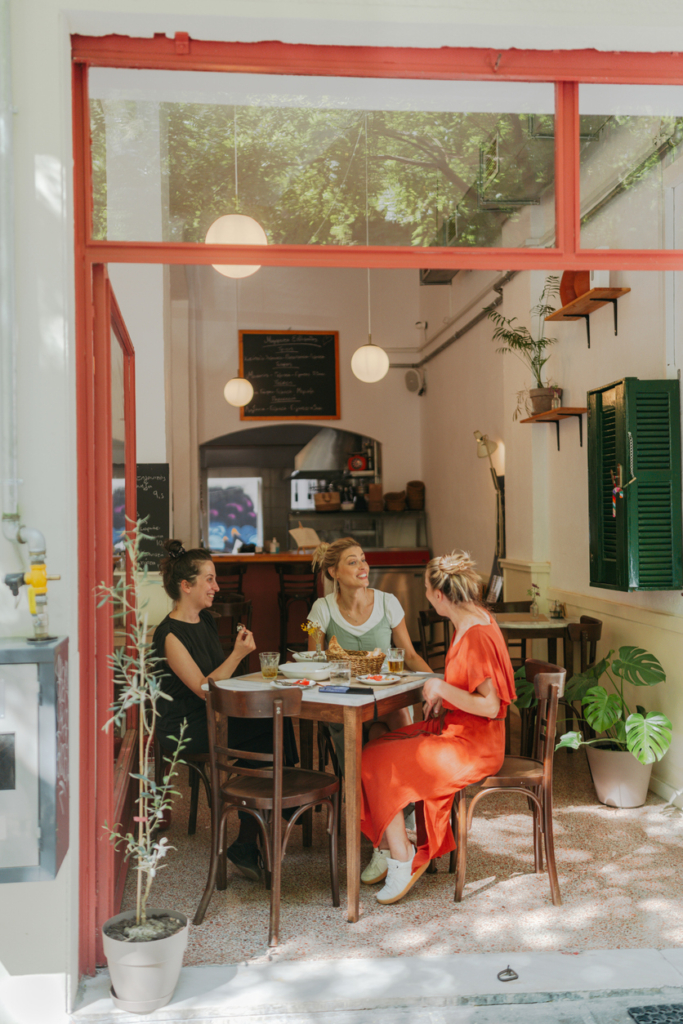 Barátnők egy kis kávézóban beszélgetnek